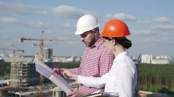 Arquitecto e ingeniero discutiendo el proyecto — Vídeo de stock