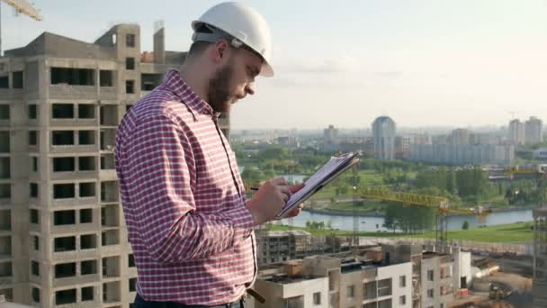 Arquitecto e ingeniero discuten el proyecto — Vídeo de stock