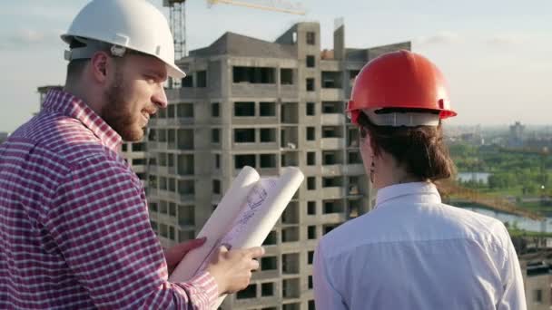 Arquitecto e ingeniero discuten el proyecto — Vídeos de Stock