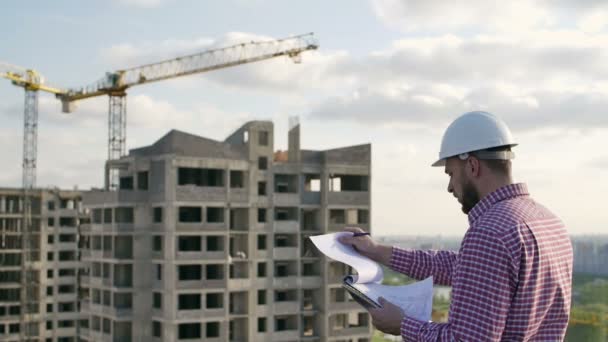 Patrząc na projekt budowy inżynier — Wideo stockowe