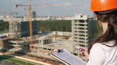kadın mimar inşaat planla denetler