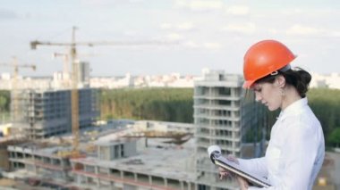 Kadın mimar inşaat alanı olup olmadığını denetler