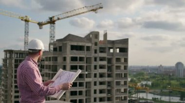 Adam mimar inşaat alanı olup olmadığını denetler