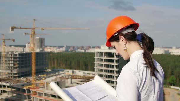 女性建築家が建設現場を検査します。 — ストック動画