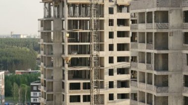 İnşaat alanında. Beton tank vinç kaldırıyor