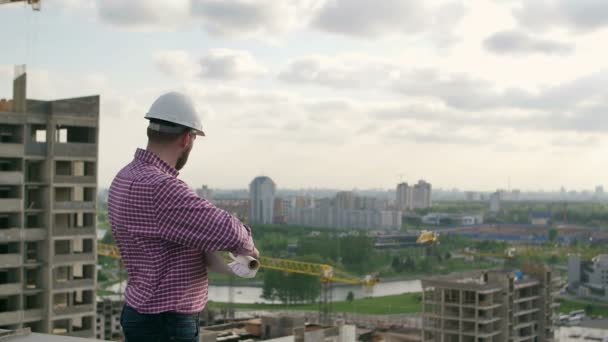 Homme architecte éteint les dessins et les feuilles — Video