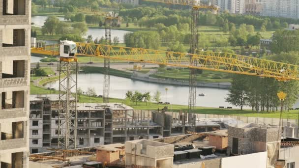 Blick auf die Baustelle mit Kränen. — Stockvideo