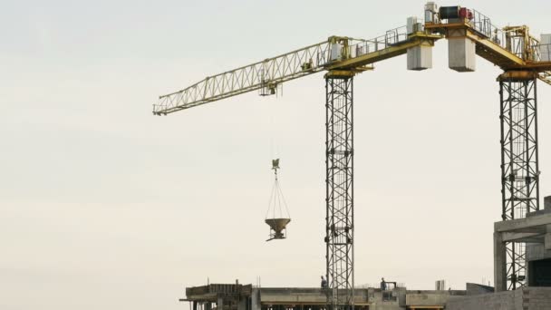 Kraan Tilt de betonnen tank op het dak — Stockvideo