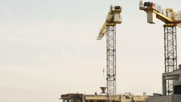 Grue soulève le réservoir de béton sur le toit — Video