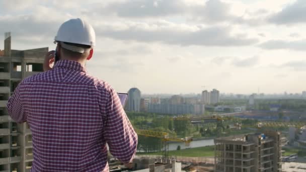 Engenheiro masculino discute o projeto no telefone  . — Vídeo de Stock