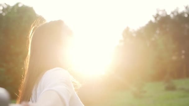 Mujer feliz cogida de la mano de un hombre, se vuelve hacia él — Vídeos de Stock