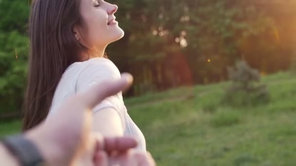 Šťastná žena ruku člověka, změní se mu — Stock video