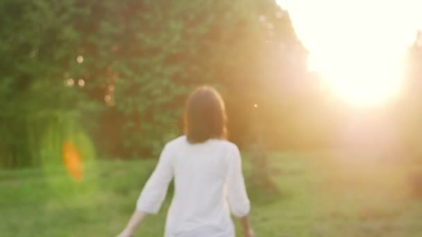 Šťastná žena běží zpět k fotoaparátu, skoky a zábavy — Stock video