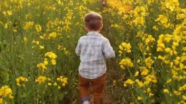 kız ve erkek alan günbatımında çalışan.