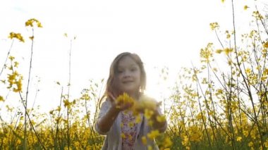 küçük kız çiçek ve yaprakları kadar atar