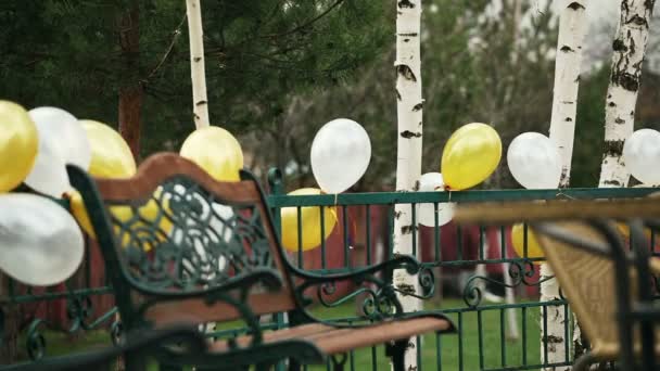 A platform with benches decorated with balloons — Stock Video