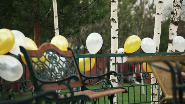 A platform with benches decorated with balloons — Stock Video