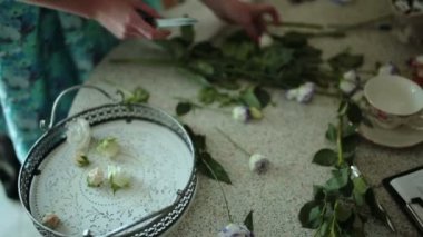 Çiçekçi Çiçek çiçek kompozisyon için hazırlar.