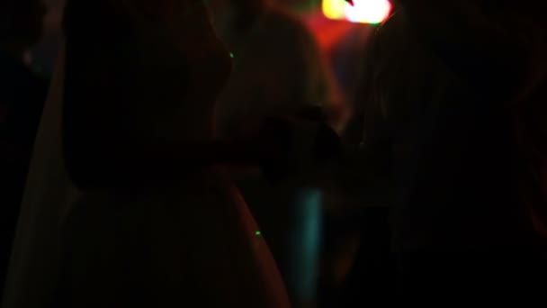 les mariés dansent sous les feux des projecteurs. Moteur lent 