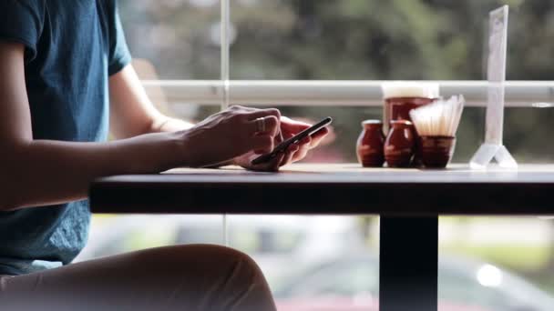 Женские руки с помощью смартфона в кафе — стоковое видео