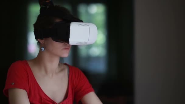 Woman using 3D Virtual Reality headset — Stock Video