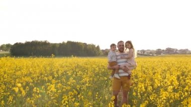 Baba üzerinde ellerini onun oğlu ve kızı yavaş mo tutar.