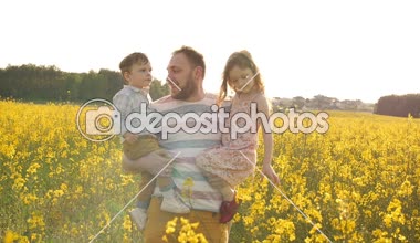 Baba üzerinde ellerini onun oğlu ve kızı yavaş mo tutar.