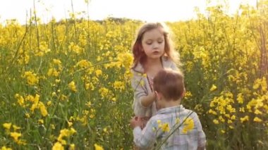 kız ve erkek kardeşim bir alanında oynuyor. Yavaş mo