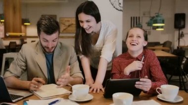 Birlikte kafede çalışan yaratıcı ekip tartışması