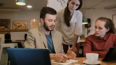 Birlikte kafede çalışan yaratıcı ekip tartışması