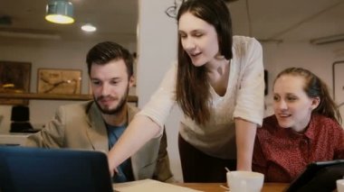 Birlikte kafede çalışan yaratıcı ekip tartışması