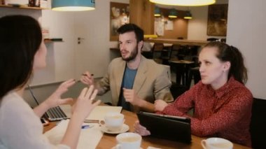 Birlikte kafede çalışan yaratıcı ekip tartışması