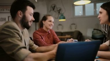 Birlikte kafede çalışan yaratıcı ekip tartışması