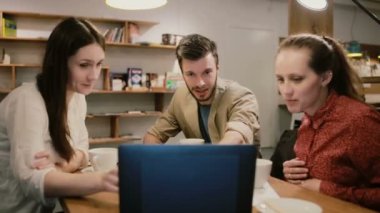 Birlikte kafede çalışan yaratıcı ekip tartışması