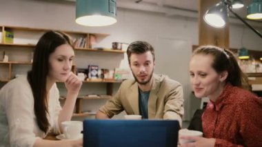 Birlikte kafede çalışan yaratıcı ekip tartışması