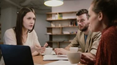 Birlikte kafede çalışan yaratıcı ekip tartışması