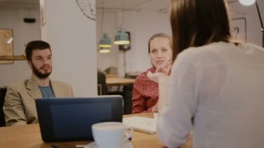 Birlikte kafede çalışan yaratıcı ekip tartışması