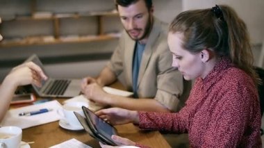 takım dijital tablet ve laptop kullanıyor