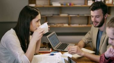 takım dijital tablet ve laptop kullanıyor