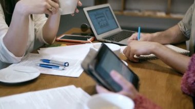 Kafede toplantı iş adamları closeup eller