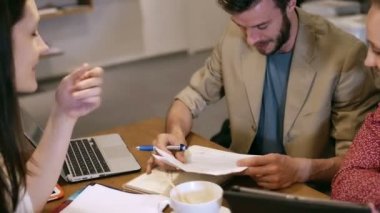 takım dijital tablet ve laptop kullanıyor