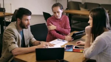 takım dijital tablet ve laptop kullanıyor