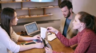 takım dijital tablet ve laptop kullanıyor