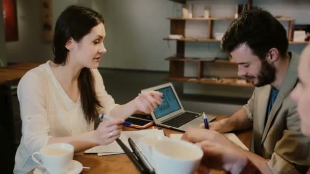 Reunión del equipo de pequeñas empresas en la cafetería — Vídeo de stock