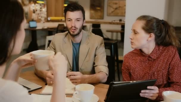 Kreativa Gruppdiskussion arbetar tillsammans i café — Stockvideo