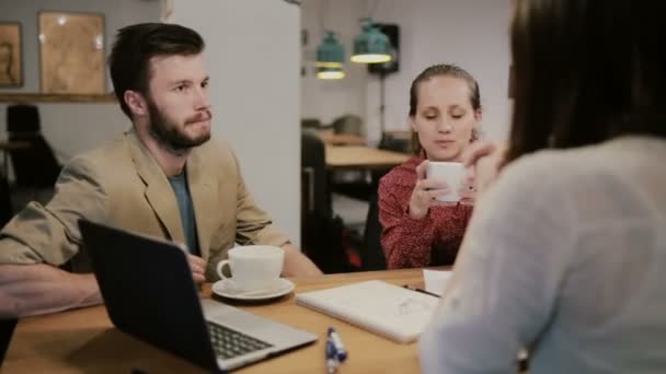 Discusión del equipo creativo trabajando juntos en la cafetería — Vídeo de stock