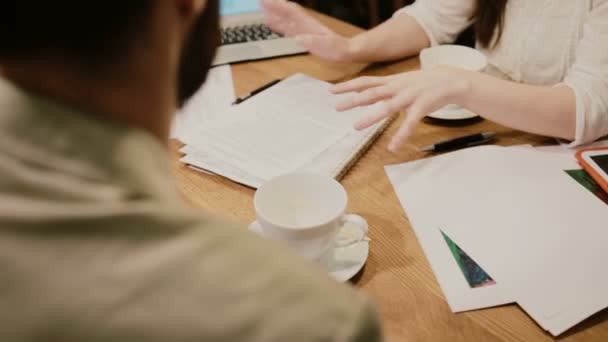 gros plan mains gens d'affaires réunion dans le café 