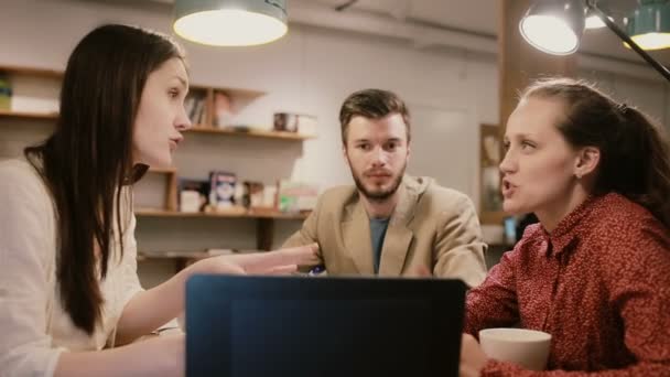 Tvůrčí Týmová diskuse pracují společně v kavárně — Stock video