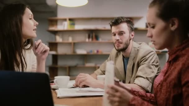 Discusión del equipo creativo trabajando juntos en la cafetería — Vídeo de stock