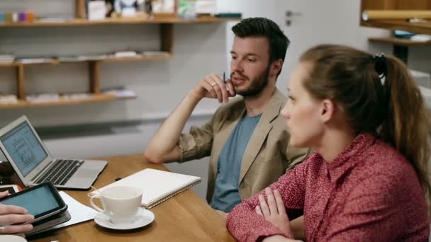 Far leker med barn på ett fält. Långsamma mo — Stockvideo